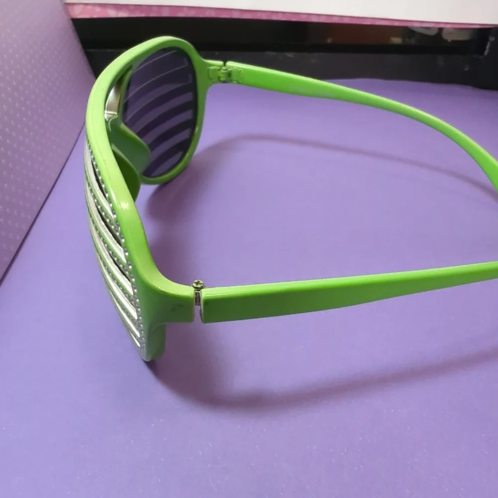 New Without Tags Vintage 80's/90's Vent Frame Beach Sun Eyewear UV400  Green